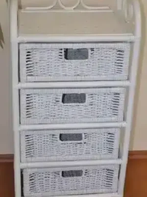 Ratanová komoda 4 zásuvky - bílá Tovární Cena